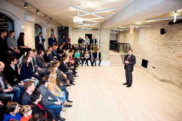 Duris atvėrė pirmoji Lietuvoje  studentų verslų kalvė