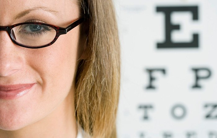 E. prekyboje jau galima virtualiai pasimatuoti akinius ir pasitikrinti akis vairuotojo pažymėjimui