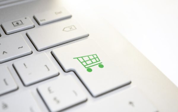 Programišiai naudojasi prekybos bumu: kaip netapti taikiniu?
