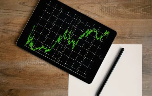 Investuotojų žvilgsnis į 2022 m.: svarbiausios metų akcijos