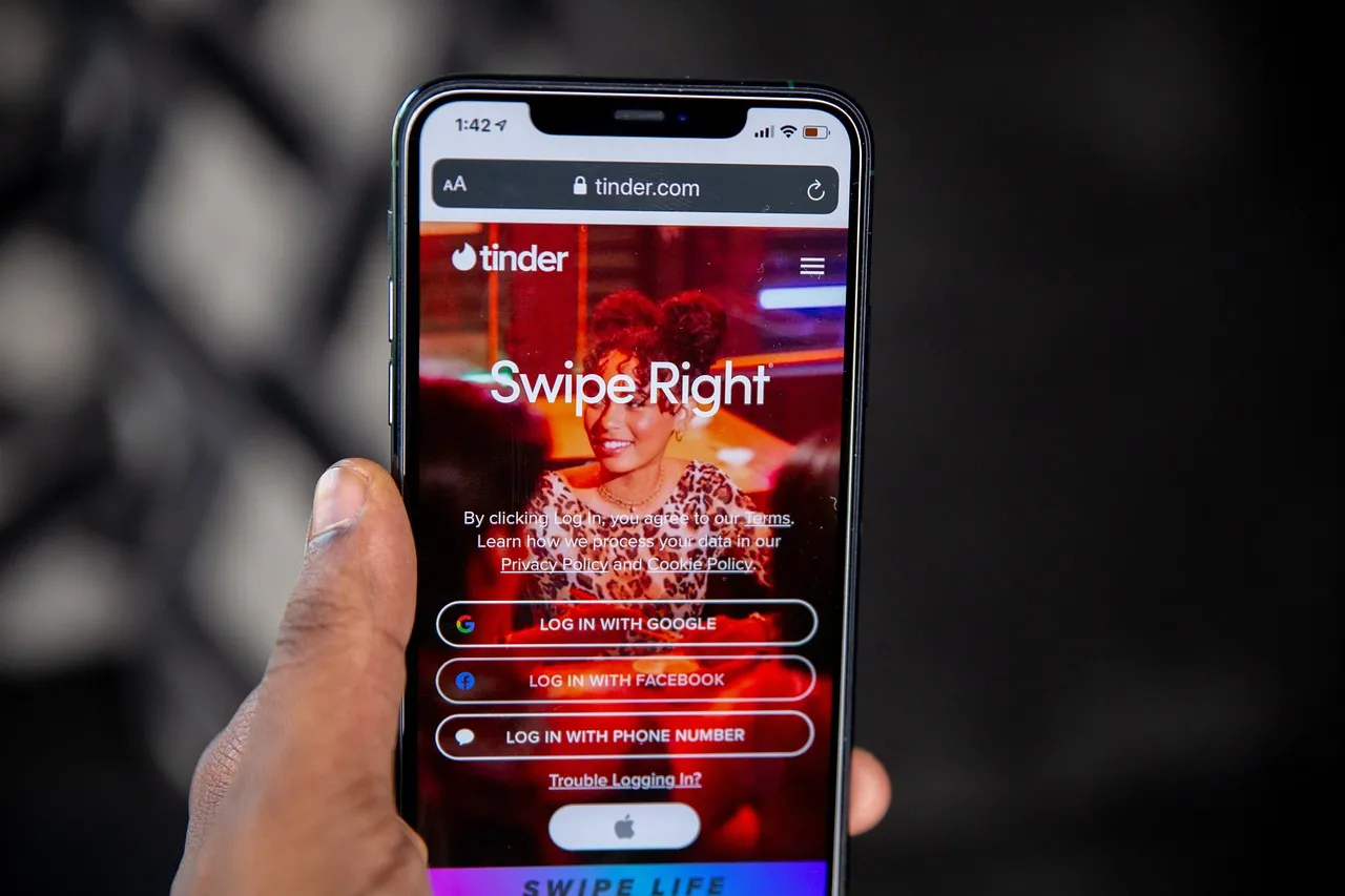 Pažinčių programėlių rinkos augimas. Pirmauja Tinder, o po jo seka dar dvi