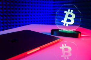 KAI RINKA ŽALIUOJA – ŠVYTI IR TAVO KAMBARYS: LIETUVIO SUKURTA „AKIS“ PAVERČIA KRIPTOVALIUTŲ NUOTAIKAS ŠVIESA