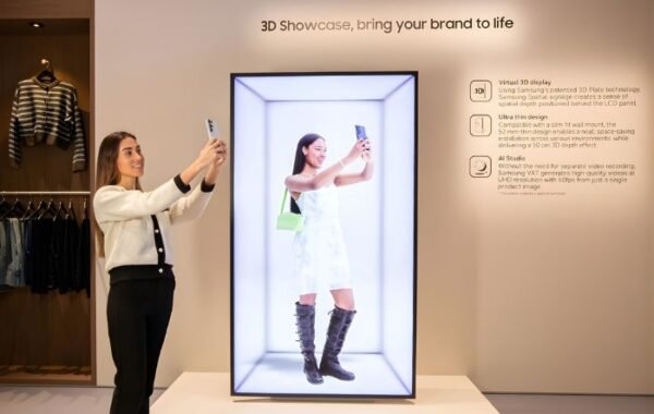 „SAMSUNG“ NAUJOS KARTOS KOMERCINIAI EKRANAI ATVYKSTA Į LIETUVĄ: NUO TVARAUS SPALVOTO „E-PAPER“ IKI ERDVINĖS 3D REKLAMOS