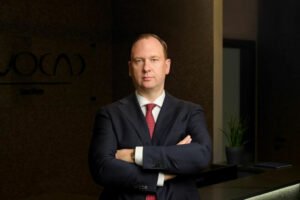 KAI VERSLO NESĖKMĖ PALIEKA ŠIMTUS KLIENTŲ BE PINIGŲ: KUR PRASIDEDA VADOVO ATSAKOMYBĖ?