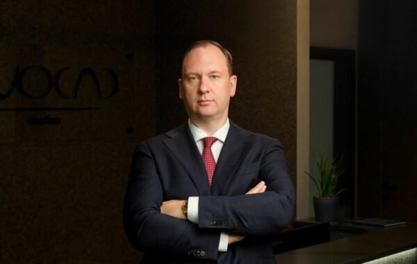KAI VERSLO NESĖKMĖ PALIEKA ŠIMTUS KLIENTŲ BE PINIGŲ: KUR PRASIDEDA VADOVO ATSAKOMYBĖ?