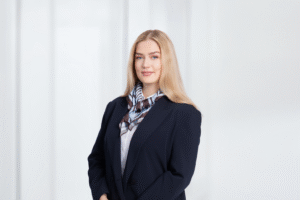 PERKANT VERSLĄ: KADA RINKTIS AKCIJŲ, O KADA – TURTO SANDORĮ?
